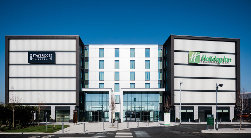 The new Bath Road hotel overlooking the Heathrow Airport T5 runway comprises of 433 Holiday Inn bedrooms, 145 Staybridge studios and 45 one-bed apartments. The 623 bedrooms are located over six floors and include public areas, reception, restaurant, bar, café, gym and associated back of house areas. The hotel provides meeting space, conference room capacity and extensive public areas set around the five-storey atrium. The layout allows a series of internal and external courtyard spaces with guestrooms wrapped around the outside.
