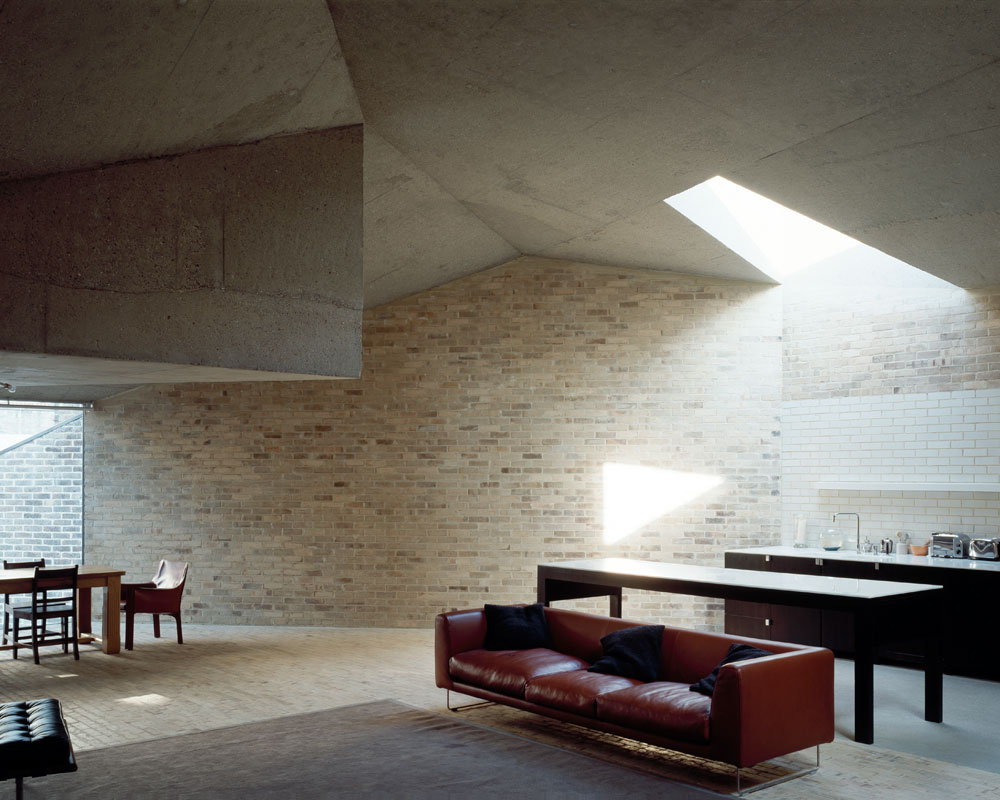 The Brick House stands amongst dense residential streets in a busy part of West London. The constricted plot is surrounded and overlooked by three taller buildings and can only be reached through an adjacent Victorian terrace.