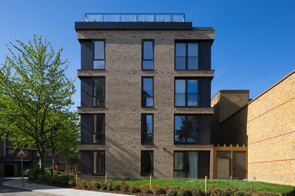 Juxon Street, Lambeth, is a development of 39 one bed and two bed affordable apartments for local first-time buyers. The underutilised site on the leafy China Walk Estate was redeveloped to provide a new five-storey building between existing 1960’s blocks.