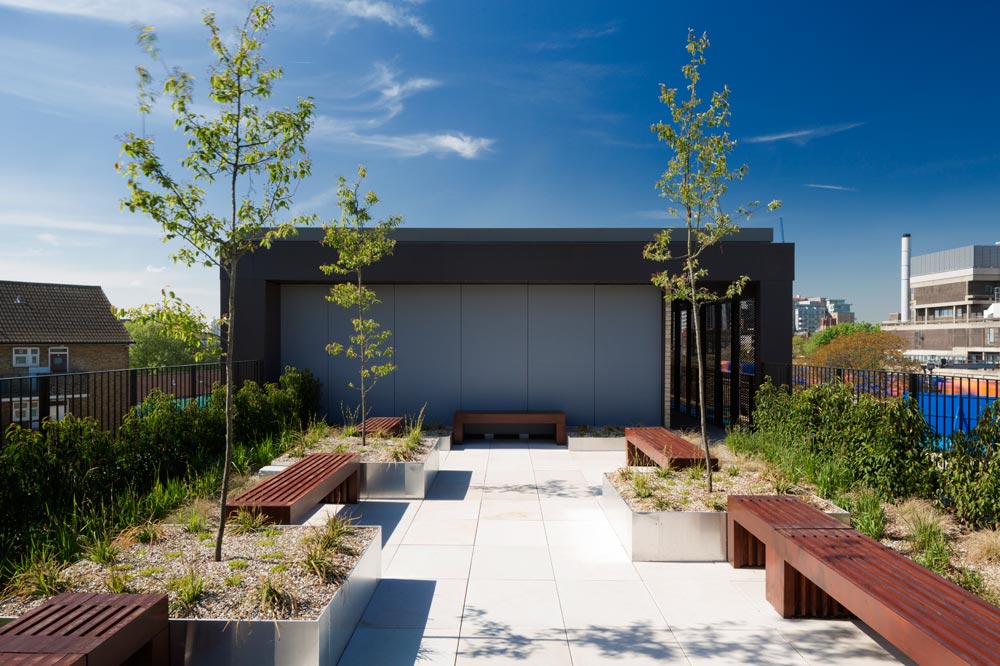 The ecological green footprint of the site is enhanced with carefully designed patios, courtyards and green roofs with low maintenance planting. The scheme includes communal roof terraces with great views across central London and secure cycle storage.