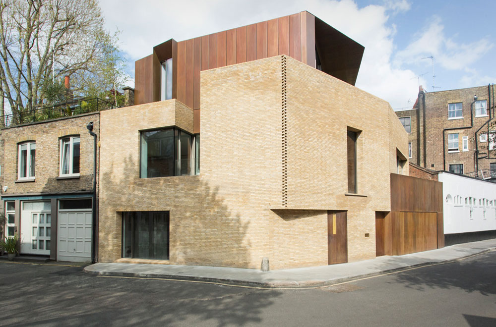 The house's interior is planned around a generous lightwell that ensures every room can be filled with natural light. There are also several balcony terraces, responding to the clients' desire for indoor and outdoor space.