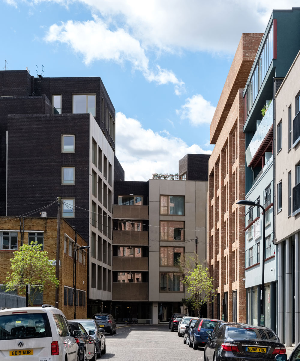 The Monohaus project is a two-block development consisting of 47 apartments in one block and 3,500m² of commercial floor space in another seven-storey block. The development mixes industrial-style flats with offices, shops, restaurants and gym. A glazed atrium at the heart of the building acts as a communal courtyard.